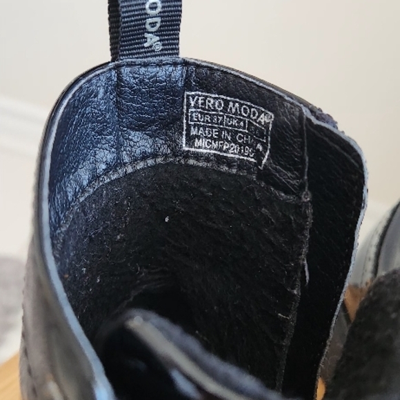 Black Patent Leather Lace-Up Boots - Picture 3 of 9